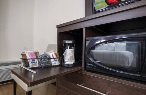 Ashley Oaks Hotel | Red Roof Inn PLUS+ & Suites Knoxville West-Cedar Bluff