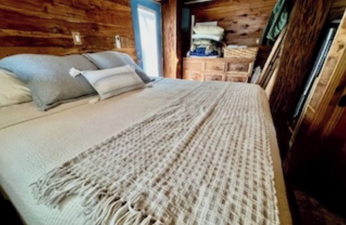 Lake Catherine Cabin | Reel Therapy boat-house studio on Lake Catherine/fishing pier, pets ok.