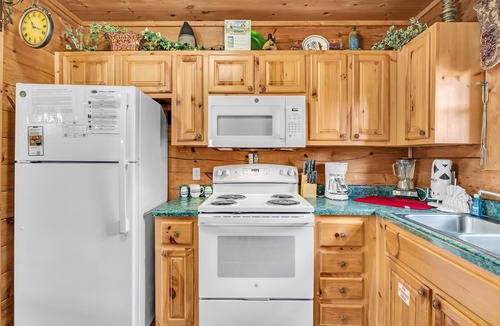 Sevierville Cabin | Reflections, Hot Tub, Pool, WIFI, $560 FREE tickets each paid day!