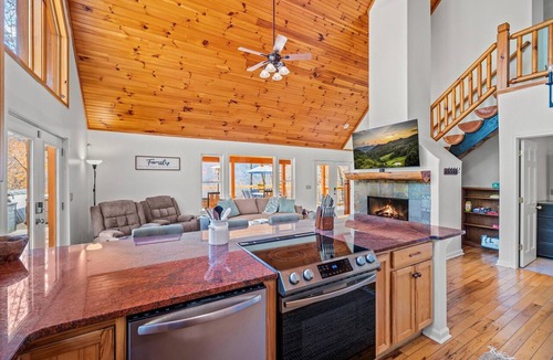 Maggie Valley Cabin | Relax at 4,000 ft: Hot Tub, Outdoor TV & Views