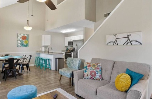 Ridgeland House | Relax by the Reservoir/Restrunts