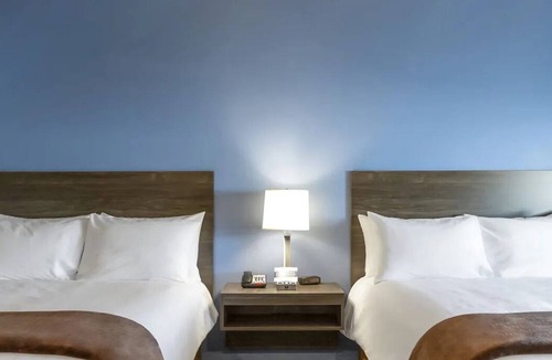 Plainfield Hotel | Relax in a Fully Equipped Room Near Perry Crossing Shops