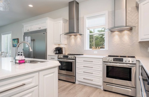 Hot Springs House | Relax Lane - Luxe Lakefront 6BR, Private Pool, Hot Tub, Boat Dock, Putting Green