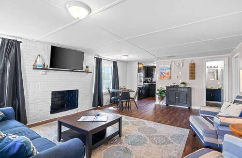Buchanan Cabin | Relax & Recharge, 2BR/1BA Lakefront Stay with Boat Slip + Pet-Friendly