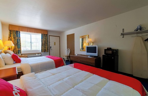 Eureka Springs Hotel | Relaxation Awaits in King Bed Room Near Eureka Springs' Scenic Locations