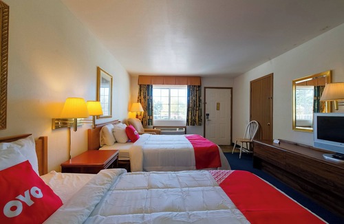 Eureka Springs Hotel | Relaxation Awaits in King Bed Room Near Eureka Springs' Scenic Locations