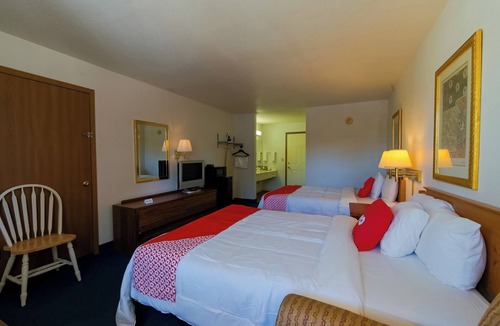 Eureka Springs Hotel | Relaxation Awaits in King Bed Room Near Eureka Springs' Scenic Locations