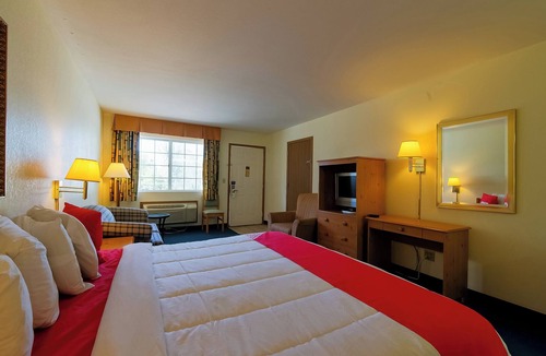 Eureka Springs Hotel | Relaxation Awaits in King Bed Room Near Eureka Springs' Scenic Locations