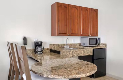Mishawaka Hotel | Relaxing 1BR Stay w/Kitchen l Indoor Pool, Fitness & Outdoor BBQ Area