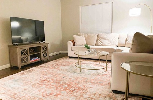 Spring Grove Village House | * Relaxing 3 bedroom with 2 TVs *