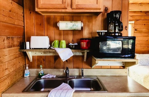 Columbia Cabin | Relaxing and Inviting Log Cabin with Loft in Columbia, Kentucky, Near Several Universities