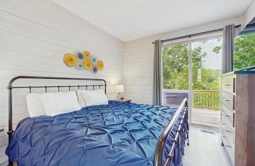 Sevierville House | Relaxing Cabin W Mtn View Sleeps 6 Deck Jacuzzi