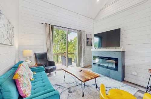 Sevierville House | Relaxing Cabin W Mtn View Sleeps 6 Deck Jacuzzi
