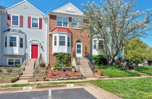 Fairfax House | Relaxing, Gorgeous Townhouse with 2 Spacious Master Bedrooms