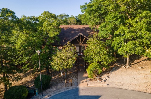 Reeds Spring Cabin | Relaxing, quiet cabin with jacuzzi, arcade and golf