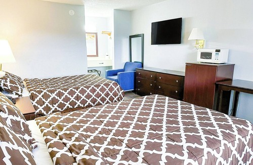 Madisonville Hotel | Relaxing Room Ideal for Business Stays w/Work-Friendly Setup