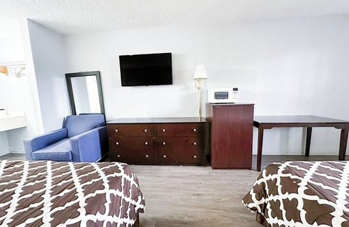 Madisonville Hotel | Relaxing Room Ideal for Business Stays w/Work-Friendly Setup