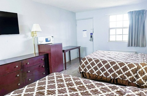 Madisonville Hotel | Relaxing Room Ideal for Business Stays w/Work-Friendly Setup