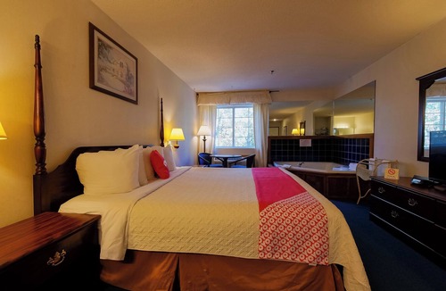 Eureka Springs Hotel | Relaxing Room w/Queen Bed + Jetted Tub in Peaceful Eureka Springs Setting