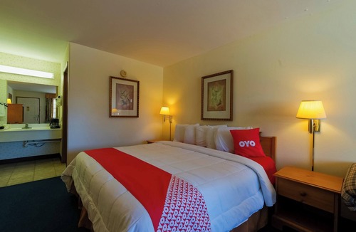 Eureka Springs Hotel | Relaxing Room w/Queen Bed + Jetted Tub in Peaceful Eureka Springs Setting