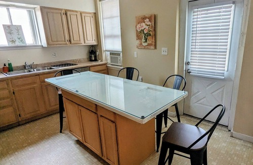 Cumberland Apartment | Relaxing Rustic Oasis II - 6 min walk to Downtown! Cyclist Welcomed!