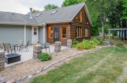 Appleton House | Relaxing Rustic Retreat - sleeps 12 4 BR 4 Bath