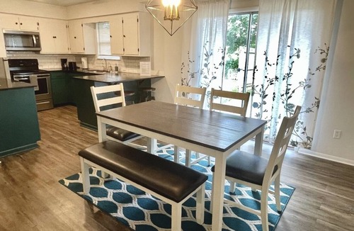 Springdale House | Relaxing, Spacious, Quiet, Ranch-style Getaway