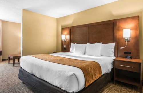 Southside Hotel | Relaxing Stay Minutes from Jacksonville Beaches & Downtown! Pool & Parking!