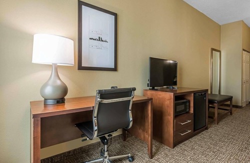 Southside Hotel | Relaxing Stay Minutes from Jacksonville Beaches & Downtown! Pool & Parking!