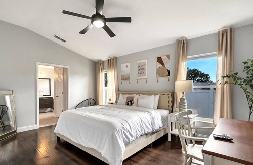Wellington House | Relaxing Stay: Private Pool,King size master,Mins to Eateries, 15 to Attractions