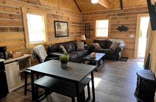 Birdseye House | Remarkable Cabin with Fire Pit and Jacuzzi in Indiana
