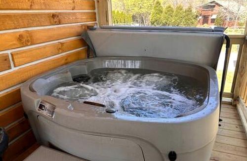Birdseye House | Remarkable Cabin with Fire Pit and Jacuzzi in Indiana