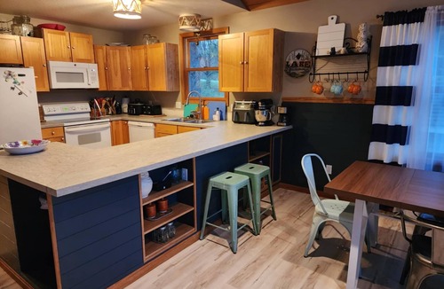 Le Roy Cottage | Remodeled 3BR 2BA Beachfront Cottage, Pet Friendly. All-Sports Lakefront