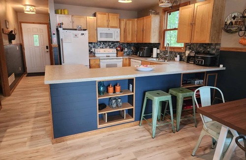 Le Roy Cottage | Remodeled 3BR 2BA Beachfront Cottage, Pet Friendly. All-Sports Lakefront