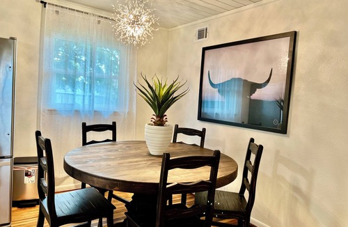 Benton House | Remodeled Benton home-sleeps 7/Coffee bar/WI-FI & Netflix/easy access to freeway