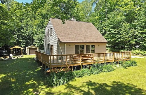 Thompsonville Cabin | Remodeled Betsie River Bungalow 3bd+2ba+Loft by Crystal Mtn, 10 acres on River!
