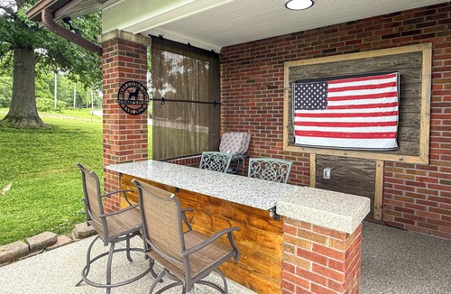 Columbia House | Remodeled Columbia Home: 14 Mi to St Louis
