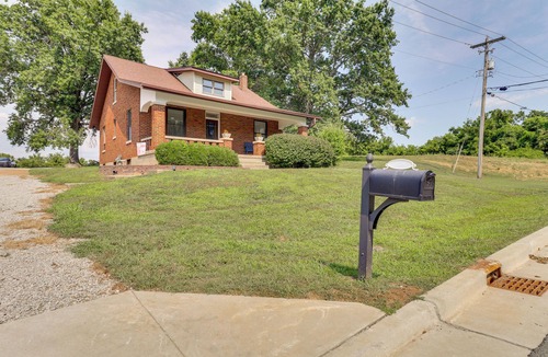 Columbia House | Remodeled Columbia Home: 14 Mi to St Louis