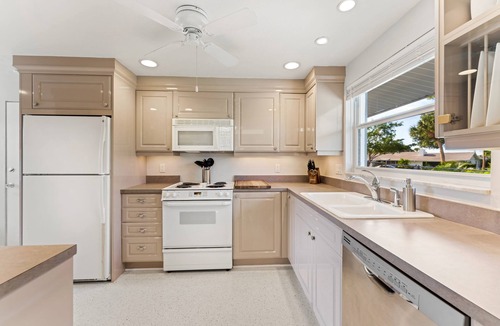 South Sarasota House | Remodeled Mid-Century Pool Home Close To Beaches and Downtown