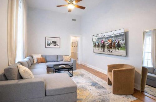 Phoenix Hill House | Remodeled Modern Home - private backyard & games!