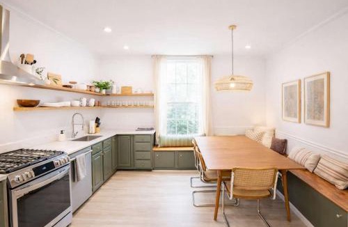 Phoenix Hill House | Remodeled Modern Home - private backyard & games!