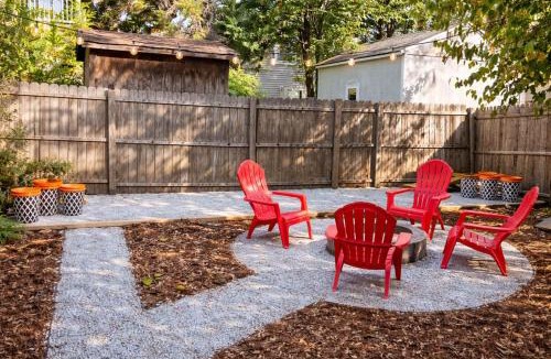Phoenix Hill House | Remodeled Modern Home - private backyard & games!