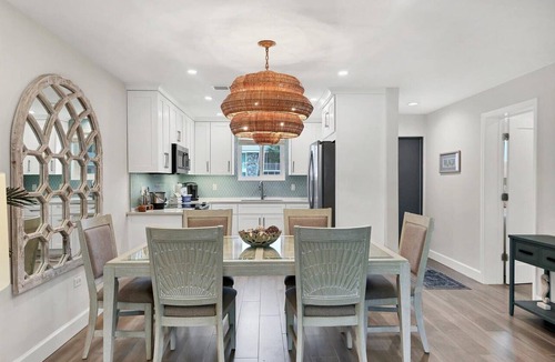 Saint Armands Key Condo | RENOVATED 2/2, Pool, Walk to St. Armands and Beach