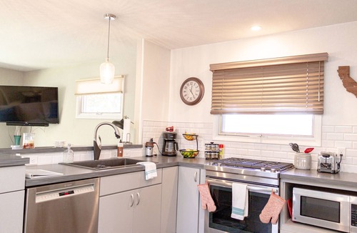 Dicken House | Renovated 3 bed/2.5 bath with fast wifi & 100" projector near the BIG HOUSE!