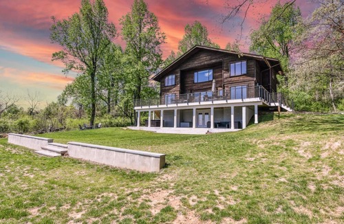 Bluemont House | Renovated 6 BR home w/Mountain Views & hot tub near wineries & breweries