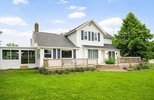 Burnips House | Renovated Cityside Farmhouse, Garden/Historic Barn