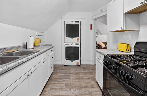 Bay City House | Renovated/Dog Friendly/4 bedrooms/Sleeps 9