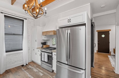 Silverton House | Renovated Farmhouse + Fire Pit + Huge Yard + 4BR