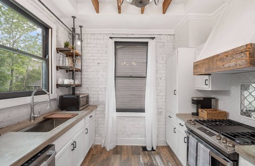 Silverton House | Renovated Farmhouse + Fire Pit + Huge Yard + 4BR