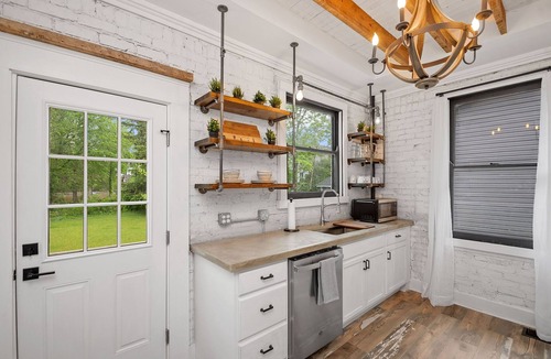 Silverton House | Renovated Farmhouse + Fire Pit + Huge Yard + 4BR